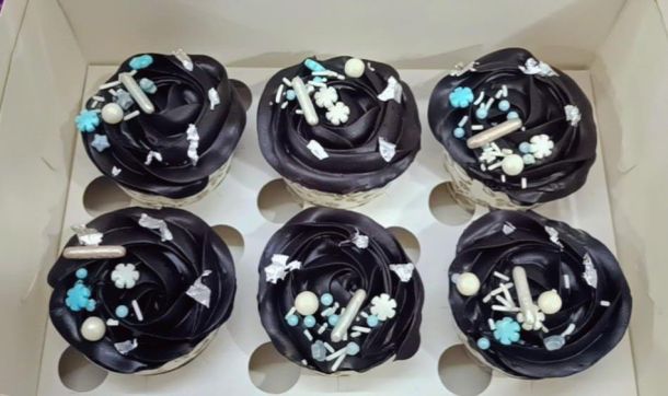 Cup Cake Vanilla, light Chocolate, dark chocolate  6 pcs.